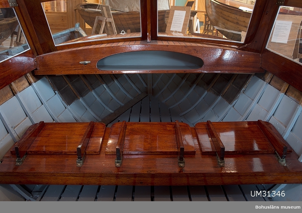 Båten visas permanent  i Båthallen, Bohusläns museum.

Öppen 15 fots motorbåt med rak akter. Fördäck, delad snedställd vindruta, sidorutor och kapell. Stor sittbrunn med tredelad och formsågad toft av furu i aktern. Vindrutor fördelade på fyra rutor varav den högra är öppningsbar. 
Båten har varit försedd med en utombordsmotor.

Till båten hör två stänger UM31346:2 till ett grönt kapell, UM31346:3, flaggstång UM31346:4 samt två årtullar UM31346:5.
Motor saknas.

Campingbåten Aje är en  tidstypisk nöjes- och fritidsbåt för en familj.
Båttypen började byggas i Sverige i slutet av 1930-talet till början av 1960-talet. Ett känt båtvarv som byggde campingbåtar var varvet Storebro. Båten ritades för att serietillverkas och därmed vara billig nog att kunna köpas av arbetare och lägre tjänstemän. Det var också under 30-talet som vanligt folk började få semester. Båttypen kallades i början också för passbåt.
Man kan stuva undan stolarna och bädda för två på durken - man kunde "tälta på sjön", därav smeknamnet campingbåt.

Båten har ägts av Ivan Johansson på Restenäs. Båten framfördes med utombordsmotor Volvo Penta med lång rigg, möjligen en Archimedes.
Båten är byggd i Henån.

Under åren november 2005 - våren 2008 renoverades Aje till utställningsbart skick hos Båtbyggeriavdelningen på Uddevalla Gymnasieskolas båtbyggarutbildning, Östraboskolan som ett led i skolans utbildning. Arbetet är dokumenterat och beskrivet i ett projektarbete av eleven Emma Karlsson.

Litt: Borgenstam, Curt: Min motorbåt. 1965
Olsson, C: Electroluxbåten. Sjöhistoriska museet, 1994.
Kalfjäll, Birgitta: Campingbåten. Artikel i Tidningen Vi, sommaren 1994