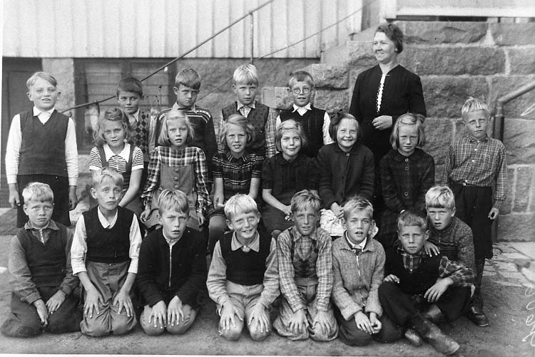 Enl. tidigare noteringar: "1:a eller 2:a klass småskolan Slättens skola Lysekil. 
Lärarinnan Rut Sandberg (gift Melin). 4:e eleven från höger i andra raden är Vivi Russberg. Repro 1985 av foto tillhörande Vivi Russberg, Uddevalla".