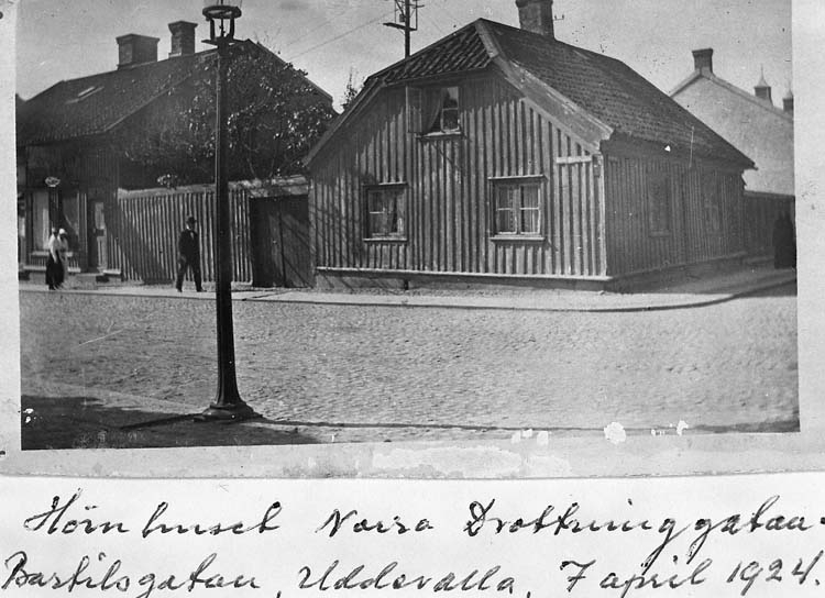 Text på kortet: "Hörnhuset Norra Drottninggatan, Bartilsgatan, Uddevalla. 7 april 1924".