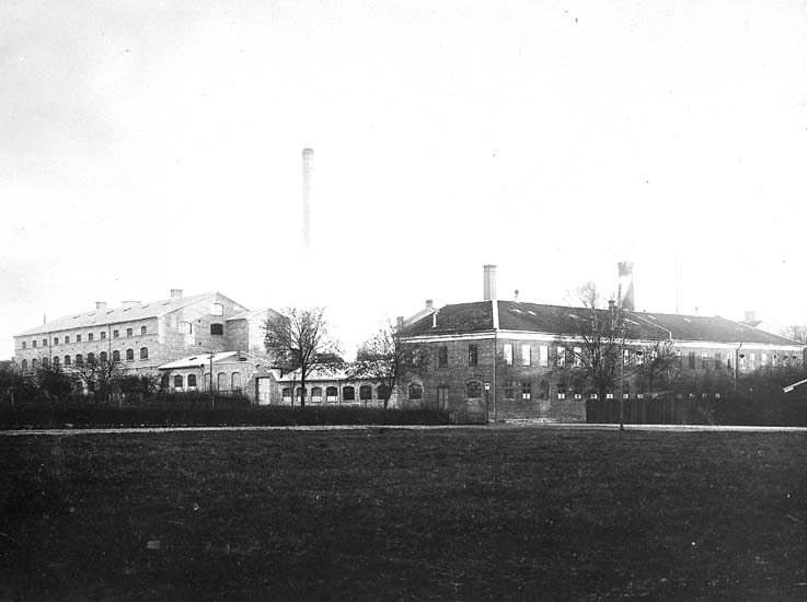 Enligt text på kortet: "Tändsticksfabriken, Uddevalla, 1880-talet. Från Margretegärde".
