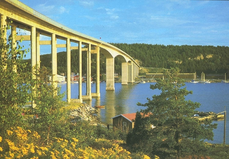 "Nötesundsbron, förbinder Orust med fastlandet vid Bokenäset".