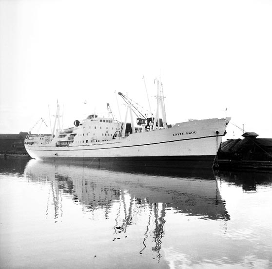 Enligt notering: "Fartyget "Lotte Skou" Danmark i U-a Hamnen 28-9-55".