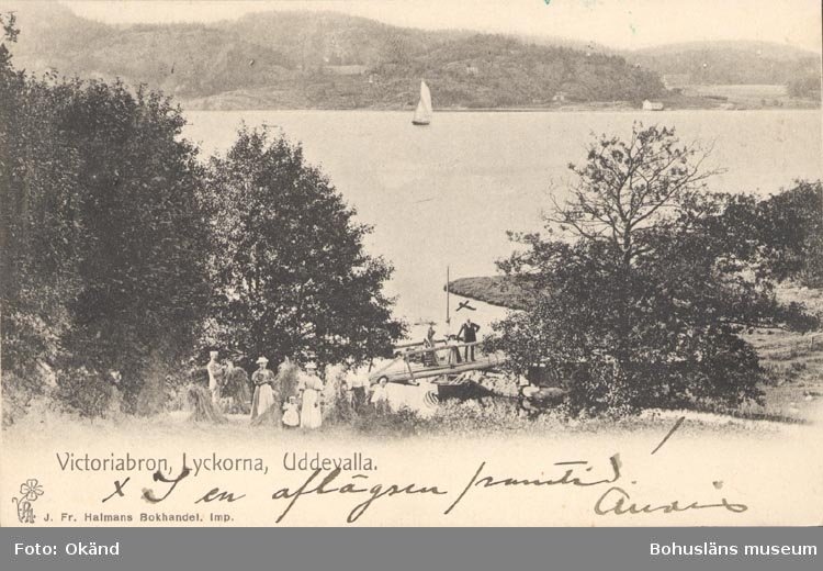 Tryckt text på kortet: "Victoriabron, Lyckorna, Uddevalla".
"J. Fr. Hallmans Bokhandel".