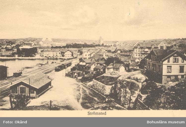 Tryckt text på kortet: "Strömstad." 
"Larssons Bokhandel, Strömstad."