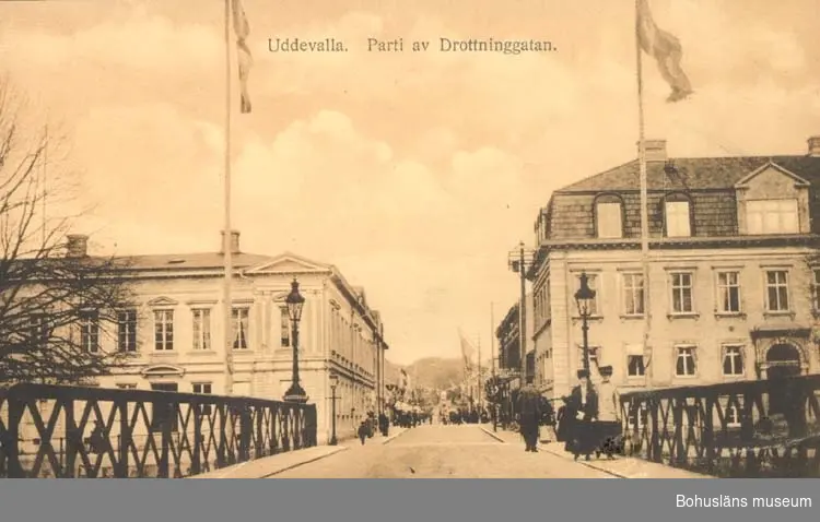 Tryckt text på kortet: "Uddevalla. Parti av Drottninggatan."
"Förlag: J. F. Hallmans bokhandel, Uddevalla."