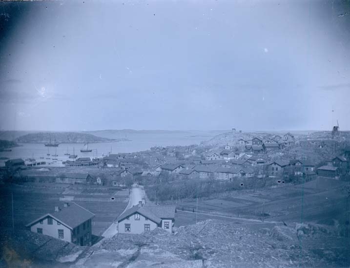 Enligt text som medföljde bilden: "Lysekil. Gamla Köpingen från Flaggberget 1897."