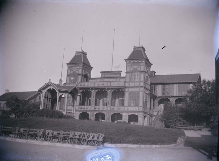 Enligt text som medföljde bilden: "Societetshuset exteriör 1897."