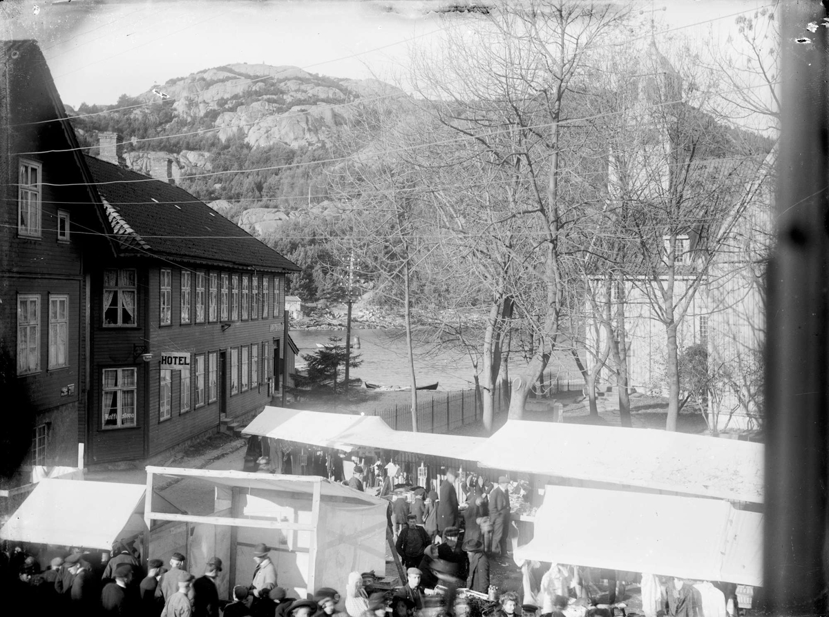 Marked på torget i Egersund, foran kirken.