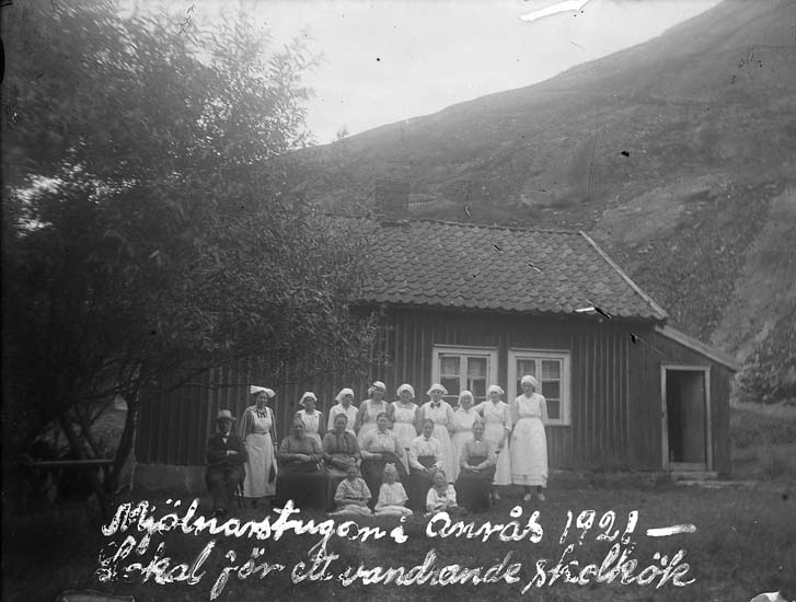 Skrivet på bilden: "Mjölnarstugorna i Anrås 1921. Lokal för ett vandrande skolkök."