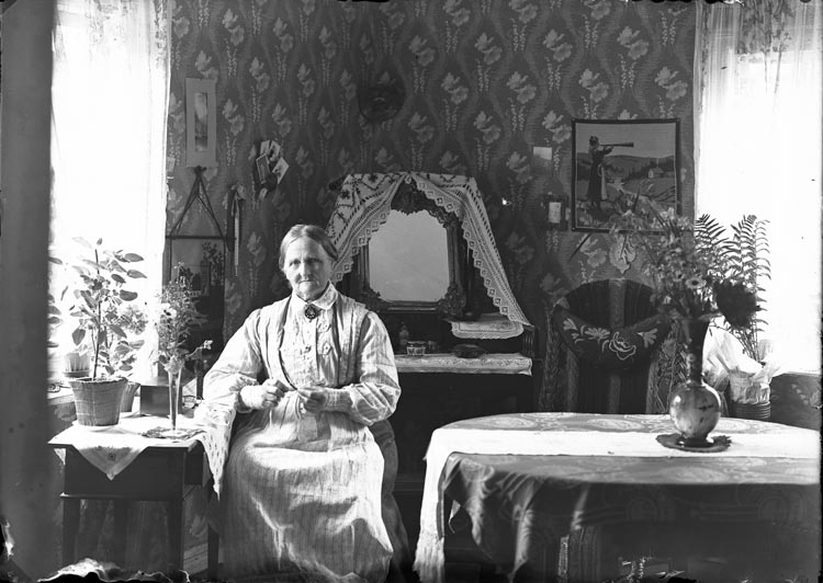 Enligt fotografens anteckningar: "Fru Charlotta Bårström född Sahlberg, dotter till kapten Sahlberg Hunnebo död omkring år 1915 ? Tillvaratagen af Selma Sahlberg".