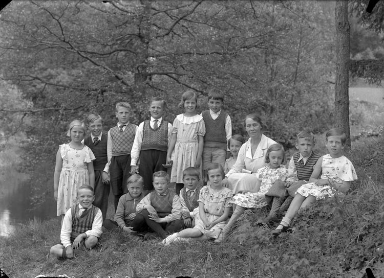 Enligt fotografens anteckningar: "1936, 37. Fru B. Moldéns skolbarn".
