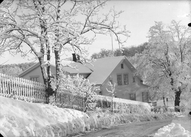 Enligt fotografens anteckningar: "1952, 6. Öferstelöjnanten Eklund Munkedal Lycke, bodde där omkr. 3 år."