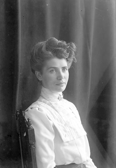 Enligt fotografens journal nr 2 1909-1915: "Josefsson, Fr. Ruth, Vestergård".