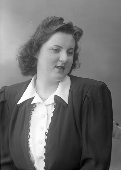 Enligt fotografens journal nr 7 1944-1950: "Axelsson, Fr. Irma Hasselbacken Svenshögen".