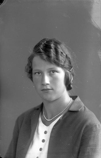 Enligt fotografens journal nr 4 1918-1922: "Larsson, Olga Vinningstorp Jörlanda".