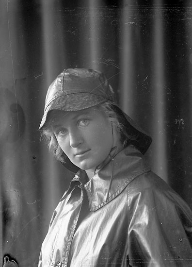 Enligt fotografens journal nr 4 1918-1922: "Kay, Fr. Sundsby Hjälteby".
Enligt fotograrens notering: "Fr. Cintra Kay, Sundsby Hjälteby".