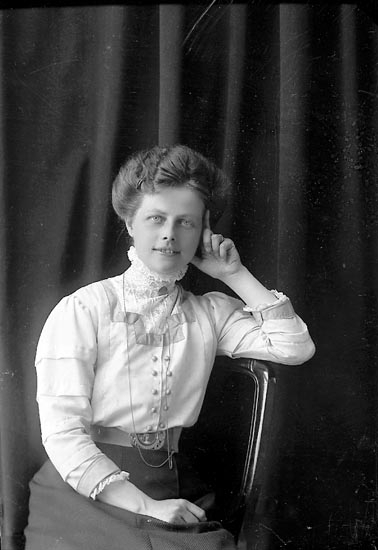 Enligt fotografens journal nr 2 1909-1915: "Nilsson Fr. Helga Halleby J-da".