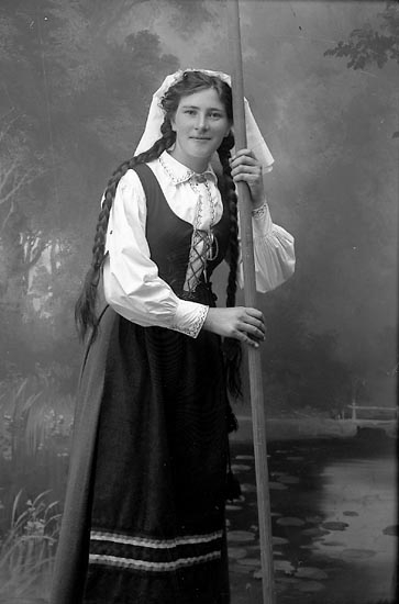 Enligt fotografens journal Lyckorna 1909-1918: "Mattsson, Anna, Häggeröd, Ljungskile".