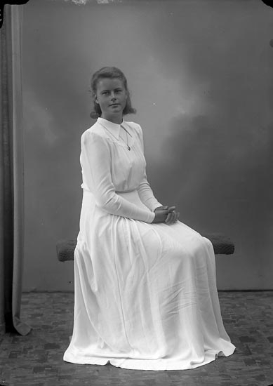 Enligt fotografens journal nr 7 1944-1950: "Grahl, Fr. Eva Stenungsön".