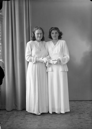 Enligt fotografens journal nr 7 1944-1950: "Berntsson, Sonja Nordhaga, Stillingsön".
