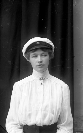 Enligt fotografens journal Lyckorna 1909-1918: "Fröken Johansson".