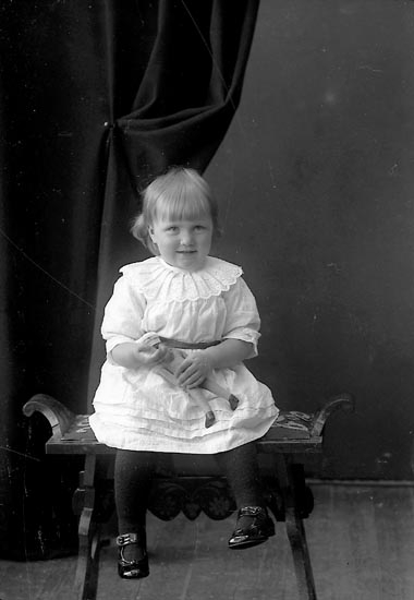 Enligt fotografens journal nr 4 1918-1922: "Andreasson, Astrid Järnklätt".