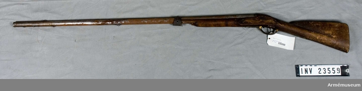 Grupp E II b.
Gevär tillverkat av delar av en musköt m/1747.
Flintlås, sidbleck, laddstock, framstock, rembygel saknas. Låset borttaget till instruktionssamlingen.