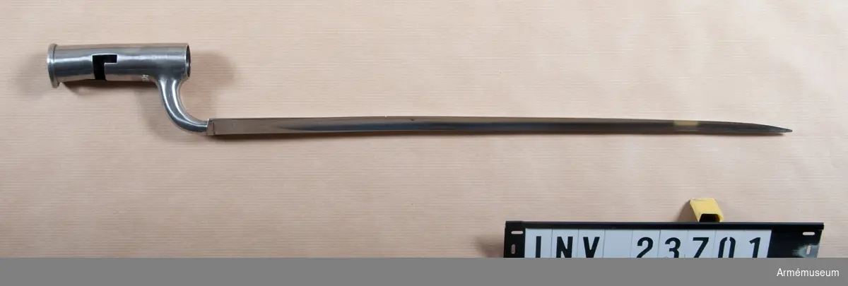 Grupp E II b.
Bajonett till flintlåsgevär.
Förändringsmodell klass 1 omkr. 1820 från 1808 inköpta engelska gevär.
LITT  Alm: Arméns eldhandvapen tab 1:35.