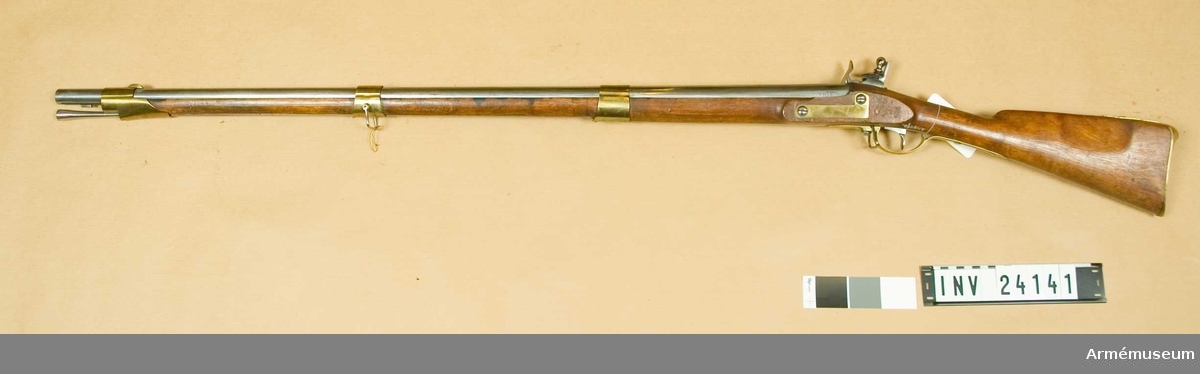 Grupp E II b
Geväret var ursprungligen m/1815-1849, men har senare ändrats genom att knallhattstappen borttagits och hålet för denna tapp igenfyllts, varjämte slaglåset ersatts av ett flintlås till en fotjägarestudsare m/1815-1820.