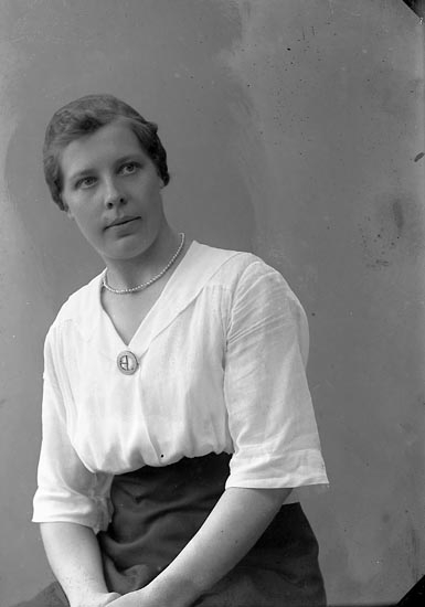 Enligt fotografens journal nr 4 1918-1922: "Nilsson, Frida Brattön".
