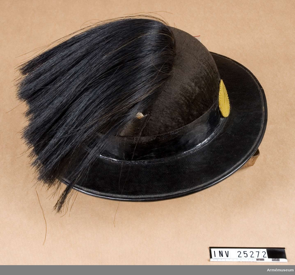 Grupp C I.
Hatt tillhörande paraduniform för manskap vid Värmlands fältjägarkår; 1859-1902.
Uniformen består av vapenjacka, byxor, hatt med plym, patronkök med livrem.