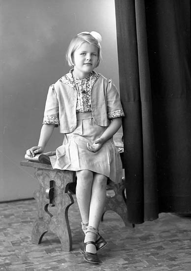 Enligt fotografens journal nr 6 1930-1943: "Pokka, Ritva, adr. Larsson Hjälteby".