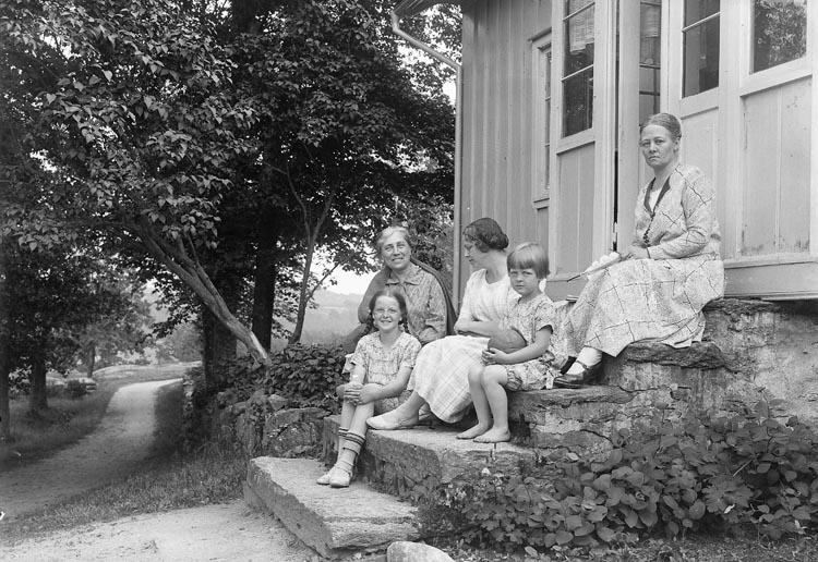 Enligt fotografens journal nr 5 1923-1929: "Enander, Fru Helga Askekärr Ödsmål".