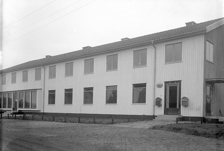 Enligt fotografens journal nr 6 1930-1943: "Postkontoret, Stenungsund".