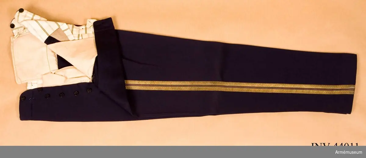Grupp C I.
Uniformspersedlar består av attila, långbyxor, ridbyxor, mössa, knutskärp, kartuschlåda med rem, lackstövlar.
Burna av överste L Wernstedt.
