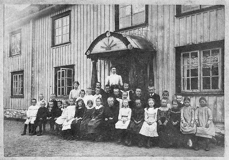 Enligt fotografens journal nr 8 1951-1957: "Småskolan 1906, i Västergård, Stenungsund
Enligt fotografens notering: "Småskolan i Västergård. Fr. Selma, Stenungsund".