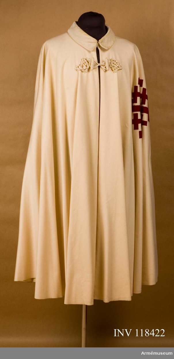 Grupp C I
Ordenskappa för Påvliga Heliga Gravens orden, Vatikanstaten. Av vitt ylle med rött Jerusalemkors.