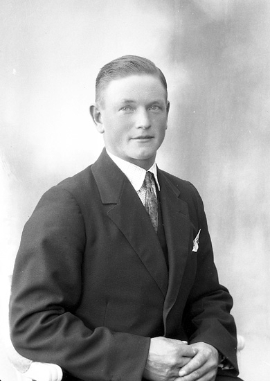Enligt fotografens journal nr 5 1923-1929: "Alfredsson, Erik "Ön", Stenungsund".