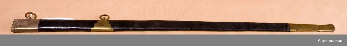 Grupp D II.
Baljan är av svart läder med mässingsbeslag, vilka även har spår av förtenning och försilvring. Förutom munbleck och släpsko finns ett ringliknade beslag, i vilket tillika med munblecket två koppelringar är fästade.