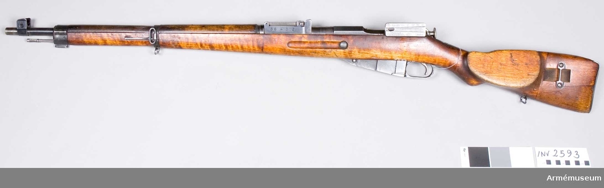 Består av: 1 kikargevär, 1 gevärsrem av läder.Tillverkat 1944. Kaliber 7,62 mm.
Pipan märkt "(SA) (VKT) D. Stocken nr: 12. 