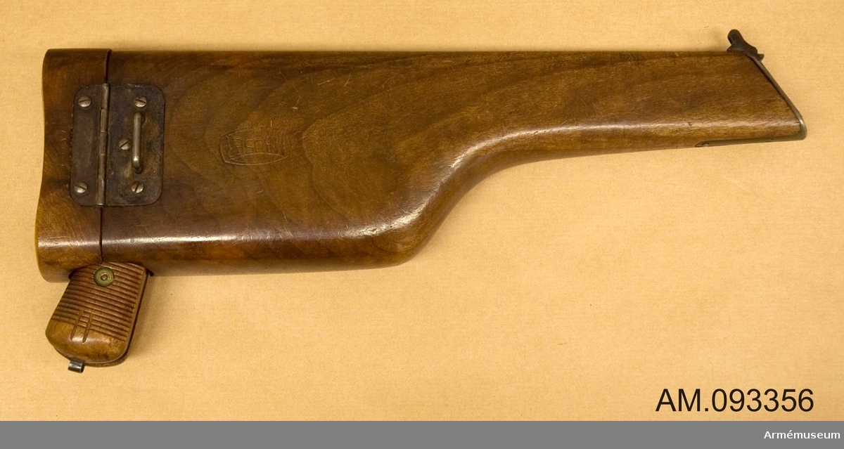 Förvaras i  trähölster som kan användas som löskolv. 
Magasinet rymmer 10 patroner.

Tillverkad mellan 1923-1930.
Exportmodell som känns igen i detaljer med bland annat ett mindre hål i hammaren och tillverkades i cirka 136 000 exemplar.
