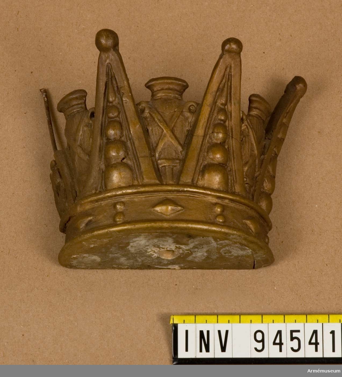 Krona tillhörande ramen till oljemålning av prins Carl.
