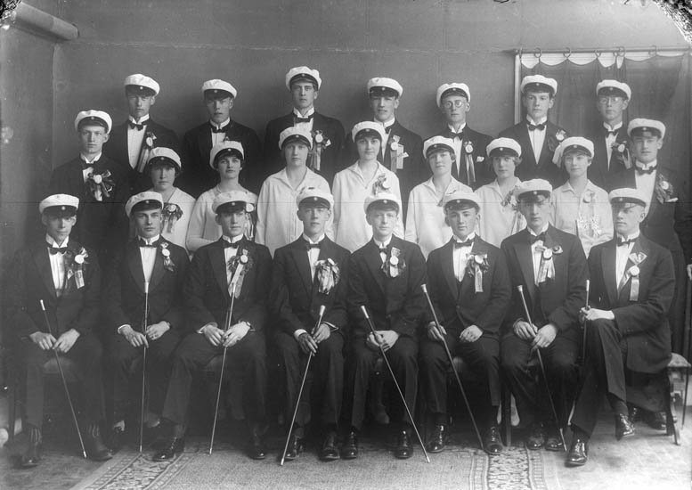 Enligt tidigare noteringar: "Ateljéfoto av 1927 års studenter, Uddevalla."