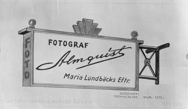 Uppgift enligt fotografen: "Uddevalla. Teckning av skylt." "Fotograf Almqvist."