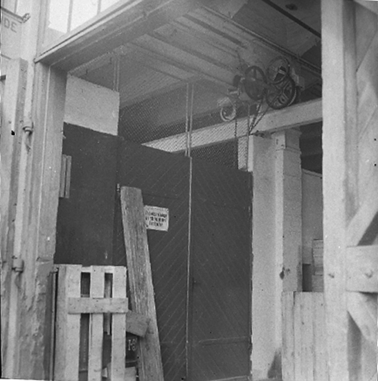 Text till bilden: "Skandiaverken. Fotografering f. Landsfiskal Nilsson. 1945.10.08".