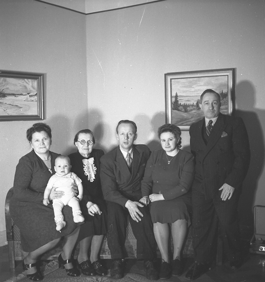Text till bilden: "Hos Erling Engelbrektsson. Familjegrupp. 1948.03.16".