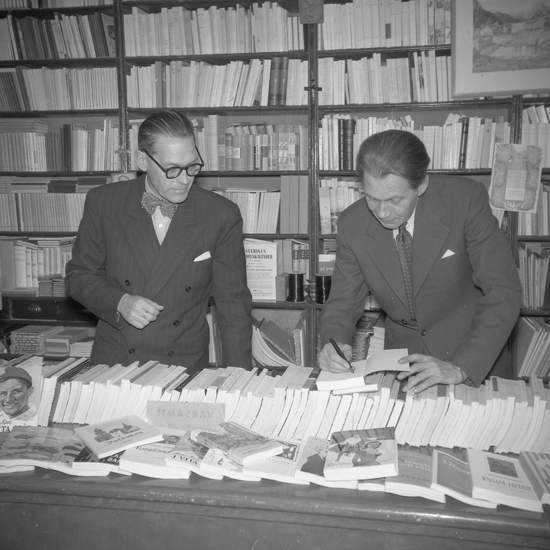 Text till bilden: "Willy Walfridsson signerar böcker. Walléus Bokhandel. 1953"










i