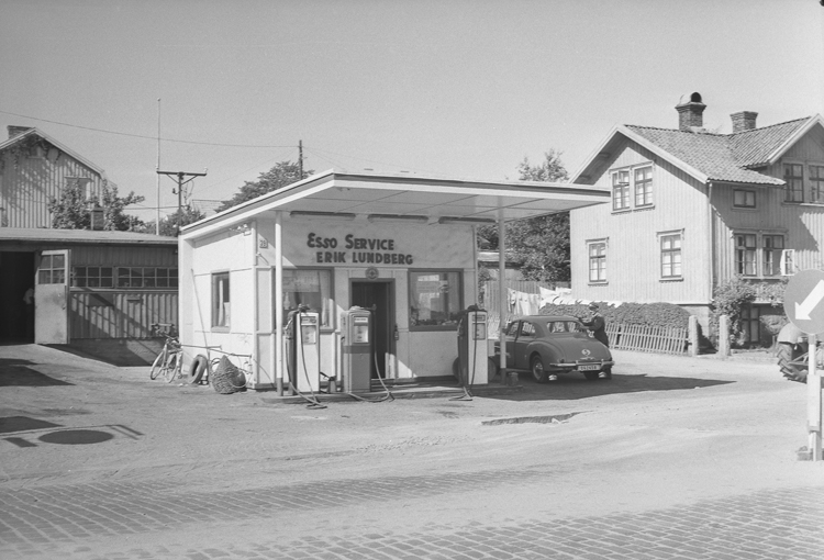 Text till bilden: "Bensinstationen Esso. Fotografering av sju bensinstationer i Lysekil. Beställare Svenska Gulf Oli Co. Södergatan 18 Uddevalla.
1957.08.06"