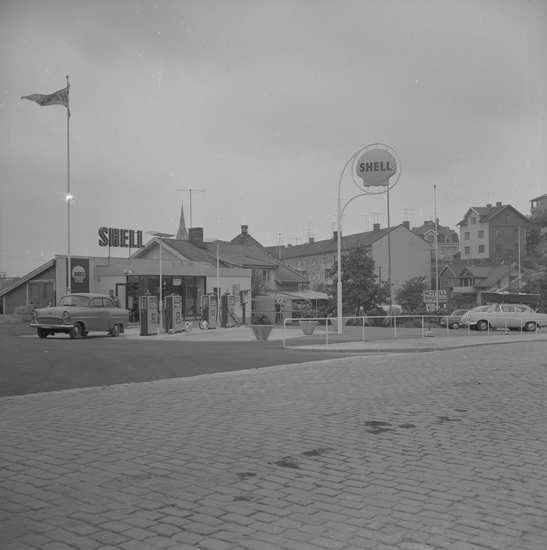 Text till bilden: "Nya byggnader i Lysekil. Shell Bensinstation. 1959-60"