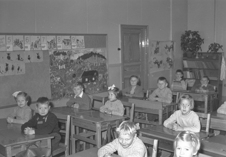 Text till bilden: "Lysekil. Lysekils Folkskolor. Skolklass. Interiör. 1954"